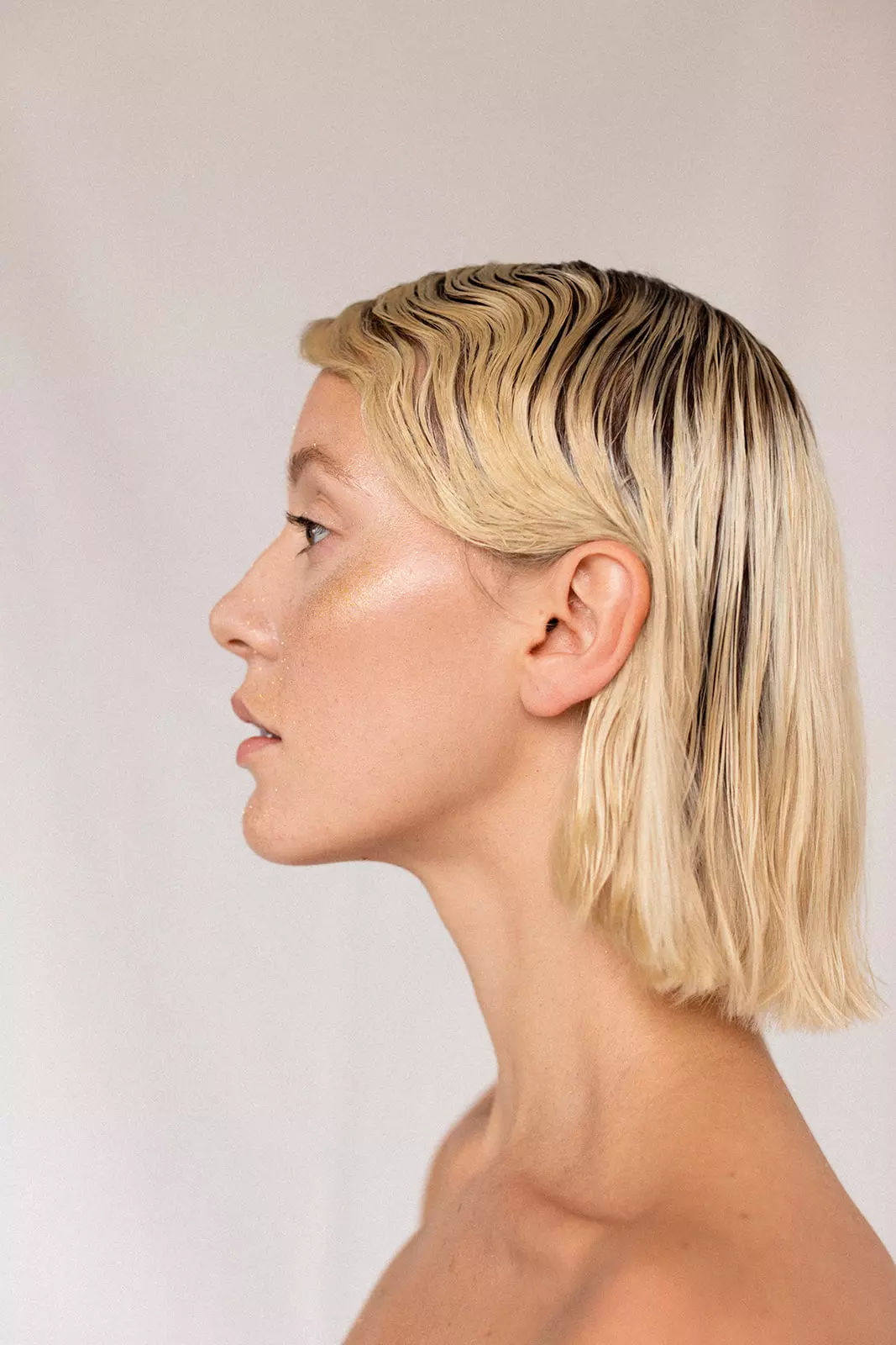 Shooting editorial make up and hair artist